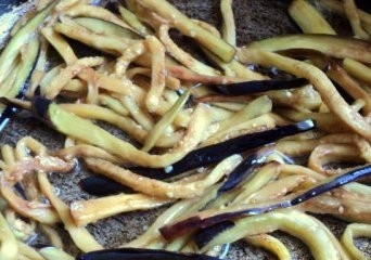 1. Этап. Хе из баклажанов: Затем на хорошо разогретой сковороде на растительном масле обжариваем баклажаны небольшими порциями.