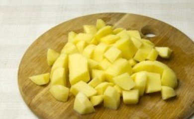 1. Этап. Суп из шампиньонов постный: Нарезанный кубиками картофель добавьте в бульон и варите еще 20 минут.