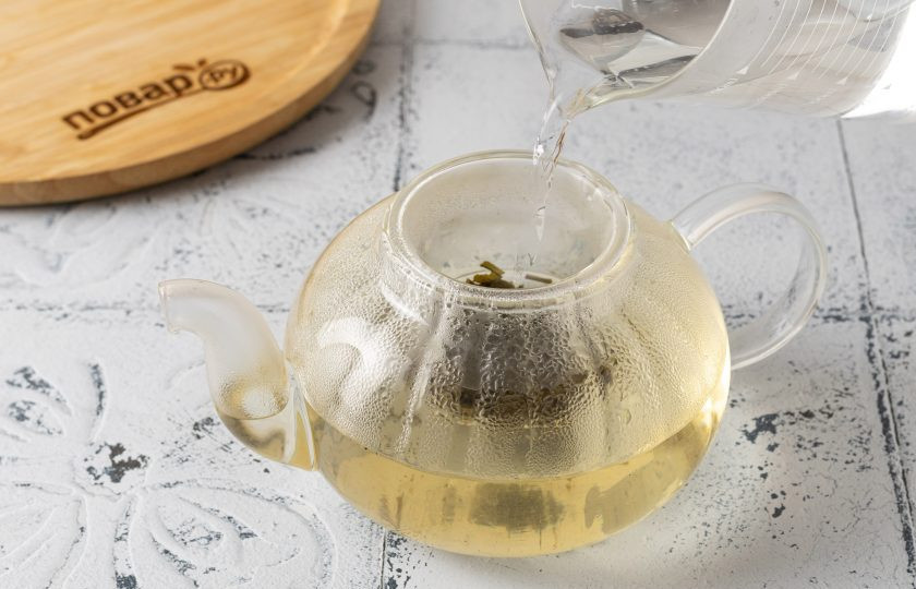 1. Этап. Чай с мороженым: В заварочный чайник добавьте зеленый листовой чай и влейте кипяток. Накройте крышкой и оставьте его завариваться на 5-8 минут.