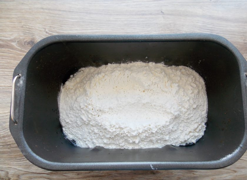 1. Этап. Домашняя лапша в хлебопечке: Просейте муку через мелкое сито в чашу с яйцами и водой, добавьте соль.