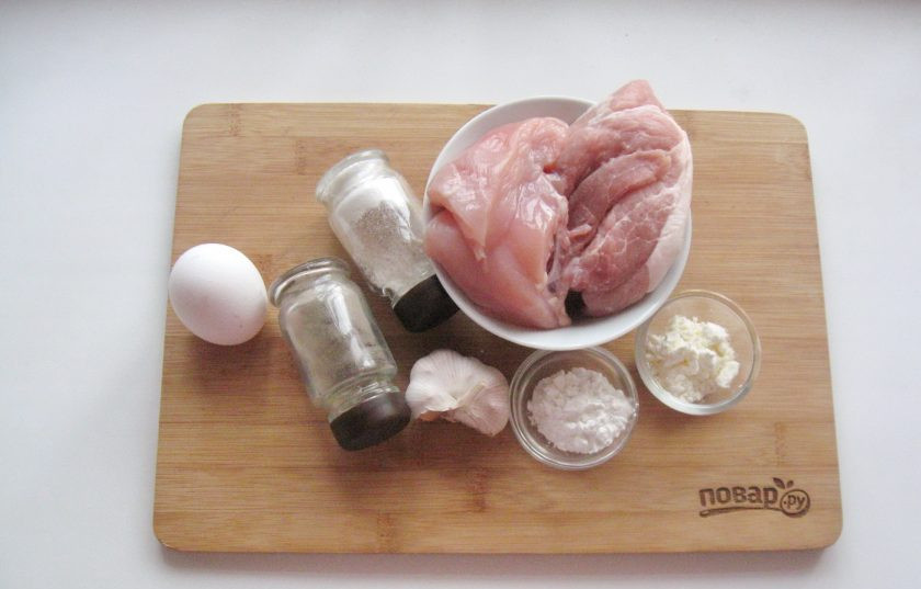 1. Этап. Домашняя колбаса в пакете: Подготовьте ингредиенты для приготовления колбасы.