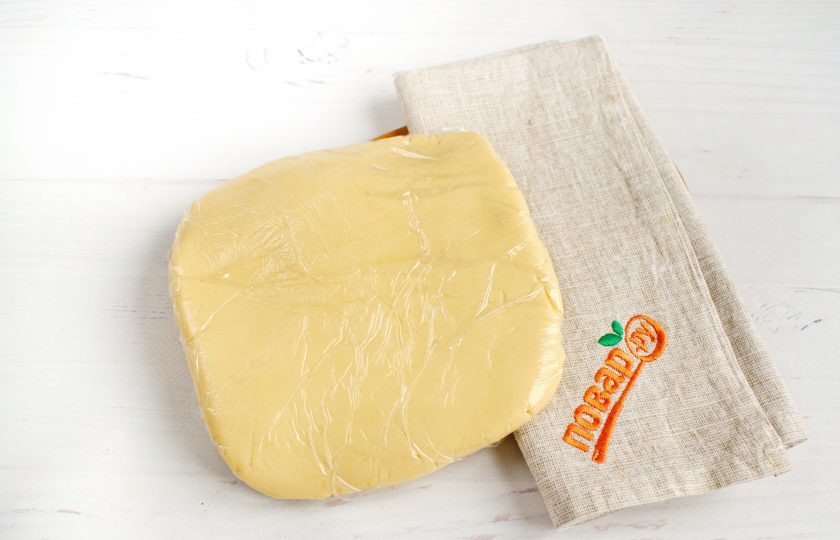 1. Этап. Печенье 3 ингредиента: Добавьте просеянную муку и щепотку соли, замесите мягкое тесто. Заверните его в пищевую пленку и оставьте в холодильник на 20 минут.