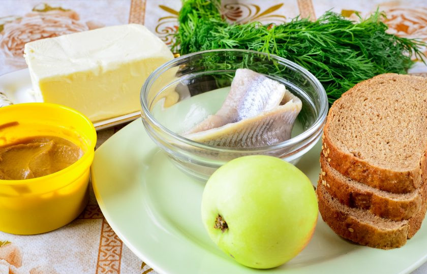 1. Этап. Бутерброды с селедкой и яблоком: Подготовьте ингредиенты.