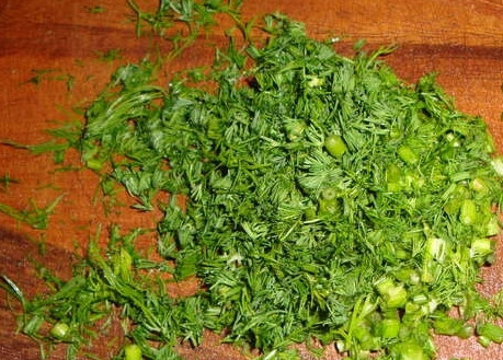 1. Этап. Лаваш с творогом и чесноком: 4. Мелко режем укроп.