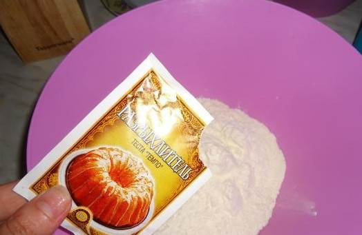 1. Этап. Вкусный пирог с вишней и творогом: 3. Смешайте в отдельной посуде муку, соль и разрыхлитель. Эти сухие компоненты просейте все вместе.