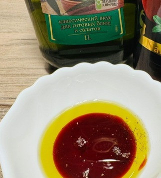 1. Этап. Салат Яркое настроение: В оливковое масло добавляем соус *Наршараб*.