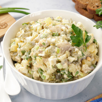 Салат со скумбрией и соленым огурцом