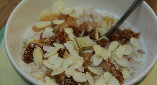 1. Этап. Каша из пшеничных отрубей: 4. Кашу подаем порционно, насыпаем в тарелку, выкладываем изюм и инжир и мед, сверху украшаем миндальными хлопьями.