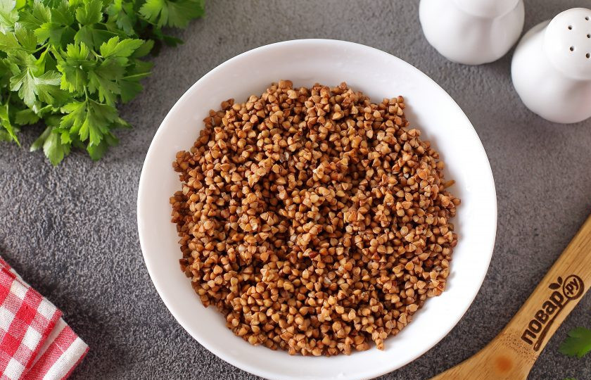 1. Этап. Гречневая каша с горохом: Затем добавьте промытую гречку, влейте необходимое количество воды, добавьте соль по вкусу и продолжайте варить все вместе на небольшом огне еще 20 минут.