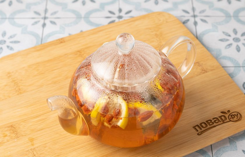 1. Этап. Чай с ягодами годжи: Накройте чайник крышкой и оставьте на 5-10 минут завариться.