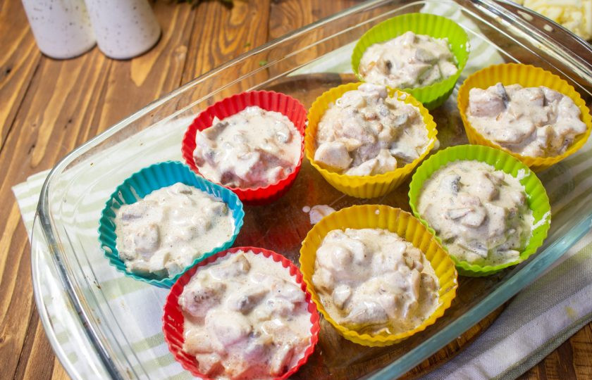 1. Этап. Жульен с курицей и грибами в формочках для кекса: Курицу с грибами в сливках разложите по силиконовым формочкам.