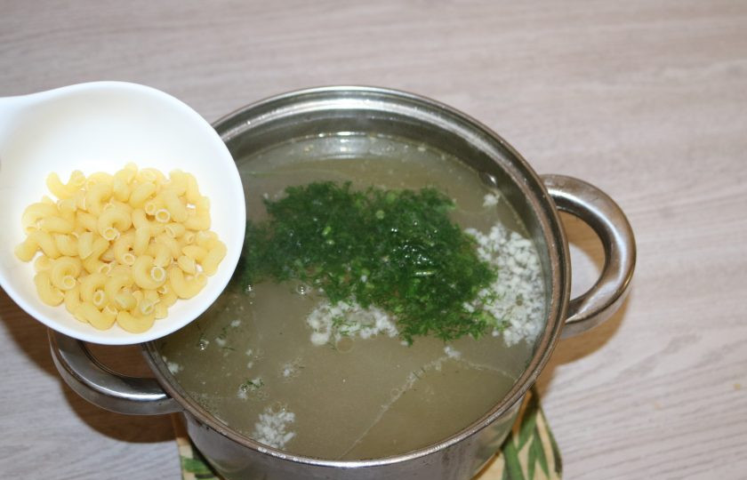 1. Этап. Суп с рожками: Добавьте в суп рожки.