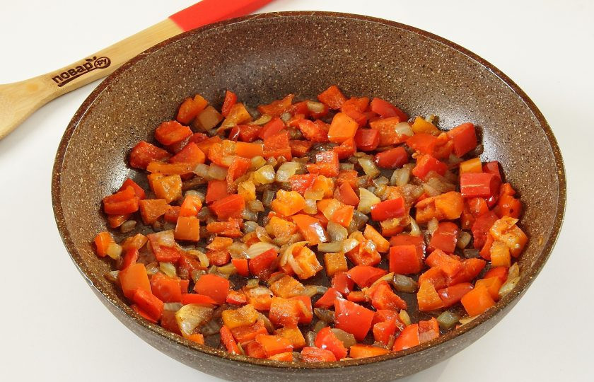 1. Этап. Пирог со сладким перцем и курицей: Выложите курицу на тарелку и обжарьте на этой же сковороде нарезанный кубиками лук и перец. Обжарьте овощи до готовности, в конце добавьте соль и специи по вкусу.