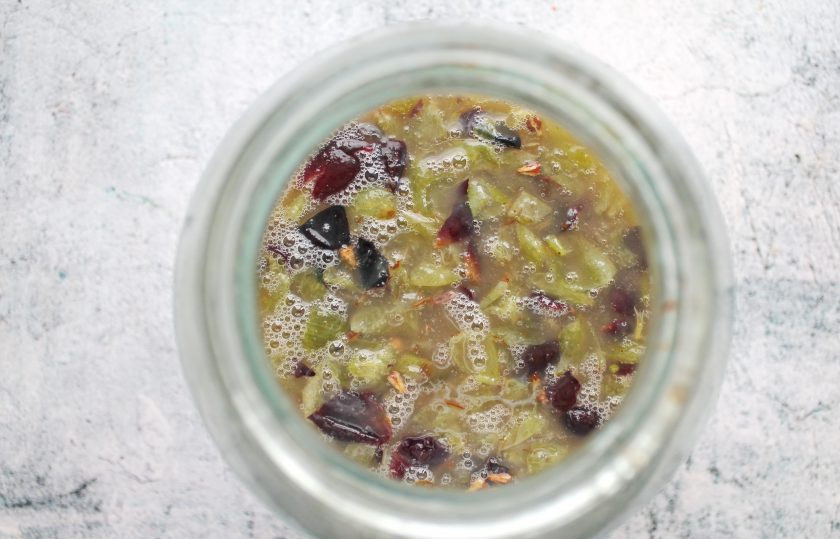 1. Этап. Виноградный уксус: Виноград хорошо разомните и выложите в чистую и сухую банку.