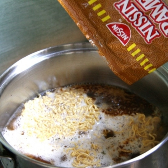 1. Этап. Рамен с яйцом: Туда же добавляем лапшу.