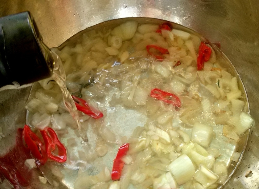 1. Этап. Биск из тыквы: Влить вино и тушить при открытой крышке 10 минут.