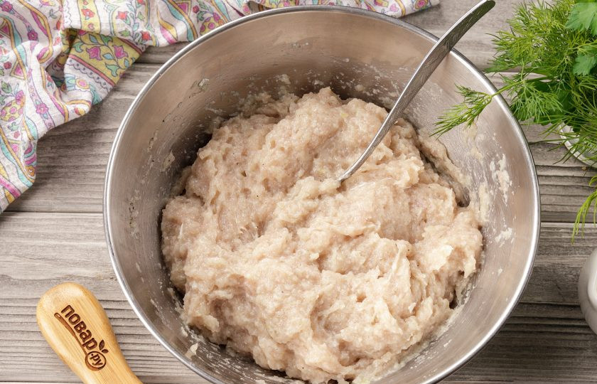 1. Этап. Куриные биточки в сливочном соусе: Тщательно перемешайте до однородности фарша.