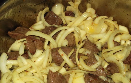 1. Этап. Хазани хоровац: Сверху выкладываем лук и обжариваем 5-7 минут.