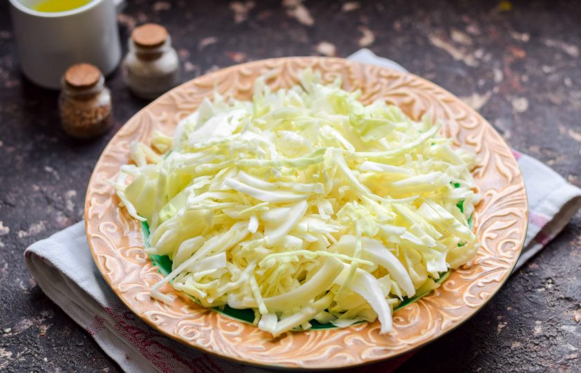 1. Этап. Тушеная капуста в духовке: Капусту нарежьте мелко, можно использовать специальную терку.