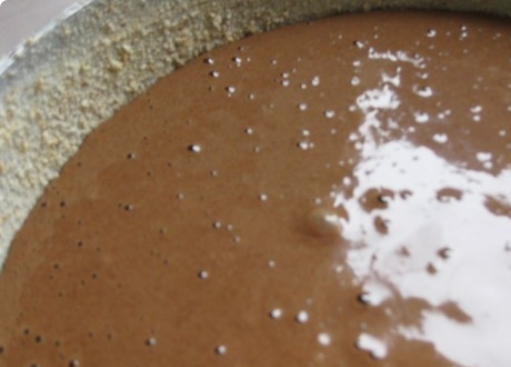 1. Этап. Торт Пьяная вишня классический: 2. Яйца и 125 грамм сахара взбейте до образования пышной пены. Муку и крахмал просейте, хорошо смешайте с 2,5 ст. л. какао. Деревянной лопаткой аккуратно вмешайте смесь сухих компонентов во взбитую яичную массу.