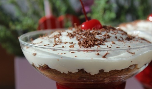 1. Этап. Шоколадный торт Для тебя: На крошку выложить то, что есть - взбитые сливки или сметану или мягкий творожок. Посыпать тертым шоколодом. Готово