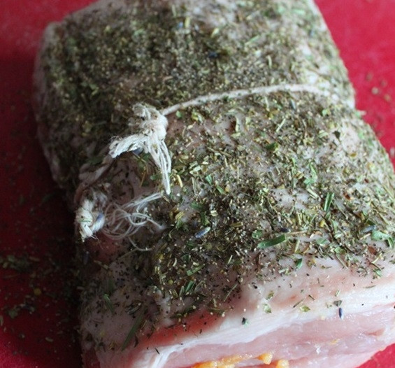 1. Этап. Жаркое по-французски: 7. Посыпьте мясо с наружной стороны прованскими травами.