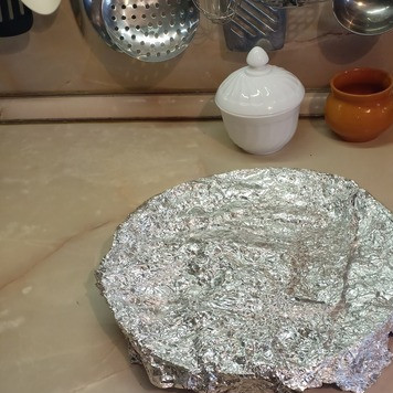 1. Этап. Минтай, запеченный в духовке: Форму с рыбой накрыть фольгой и поставить на 20мин в духовку, заранее разогретую до 190С.