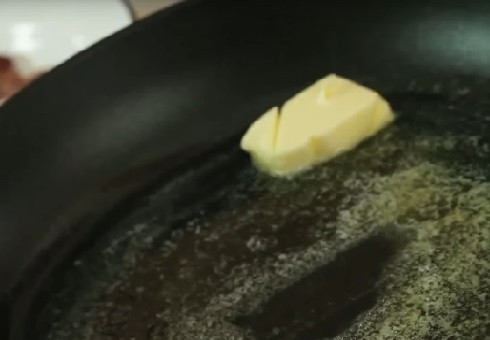 1. Этап. Салат с куриной печенкой: Разогреваем на среднем огне на сковороде сливочное и растительное масло.