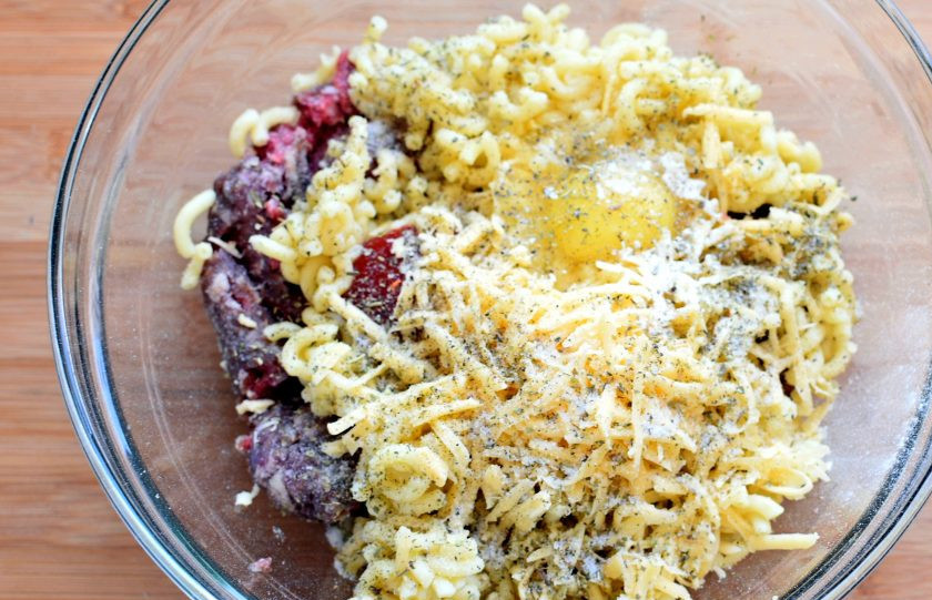 1. Этап. Котлеты по-флотски: Мелкие макароны отварите аль-денте, слейте воду и остудите. Смешайте с фаршем, томатной пастой или соусом, яйцом и тертым сыром. Посолите и поперчите по вкусу и обязательно добавьте немного орегано. Хорошо вымешайте фарш и дайте ему постоять минут 15. Яйца можно добавить и два, если они не слишком крупные. В любом случае, фарш не должен быть жидким.