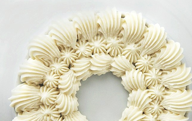 1. Этап. Сливочный крем для украшения торта: 4. Готовый крем можете использовать сразу или накройте его пленкой и отправьте на хранение в холодильник.