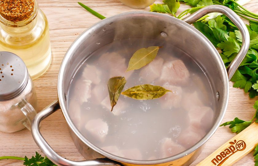 1. Этап. Белковый суп для похудения: Залейте горячую воду и поместите емкость на плиту. Доведите ее содержимое до кипения и удалите образовавшуюся пену. Отварите мясо примерно 25 минут на умеренном нагреве.