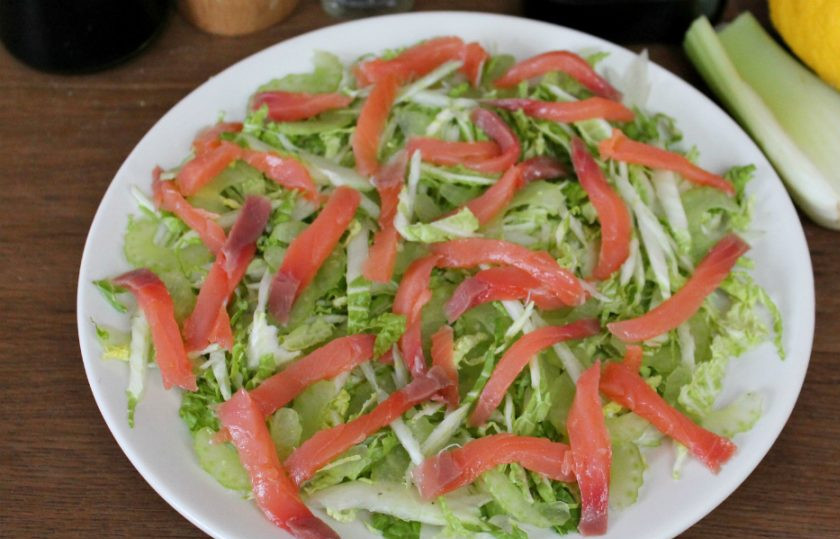 1. Этап. Салат с красной рыбой и пекинской капустой: Добавляем нарезанную кусочками красную рыбу.