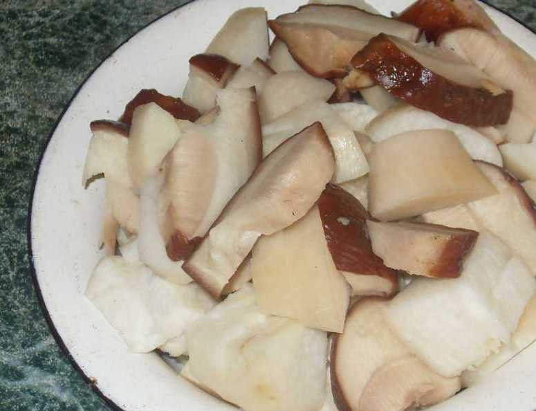 1. Этап. Жаркое из белых грибов: Грибы нарежьте крупными кусочками.