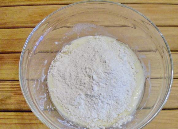 1. Этап. Лепешка с маслом: 3. Всыпаем половину муки, соду, замешиваем тесто.