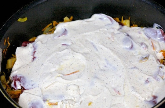 1. Этап. Печень куриная жареная с подливкой: 7. Накройте крышкой и тушите на медленном огне до готовности. Минут через 10 аккуратно перемешайте. Вот и весь секрет, как сделать печень куриную жареную с подливкой. Приятного аппетита!