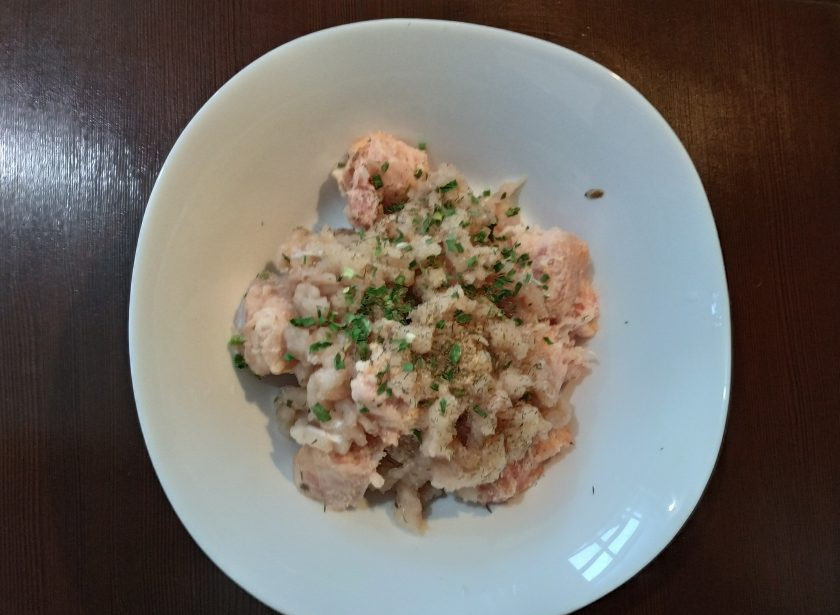 1. Этап. Емелина щука: Пропустите филе рыбы через мясорубку, смешайте с фаршем, специями, травками и хлебом. Хлеб предварительно замочите в воде.