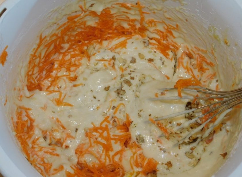 1. Этап. Торт Сладкая жизнь: Вмешайте морковь, цедру и орехи.