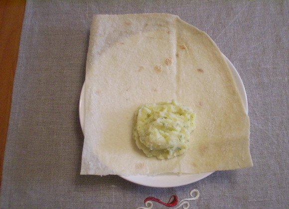 1. Этап. Лаваш с пюре: Каждый лист лаваша режем на 4 части. На край каждой части кладем столовую ложку (с горкой) картофельного пюре.