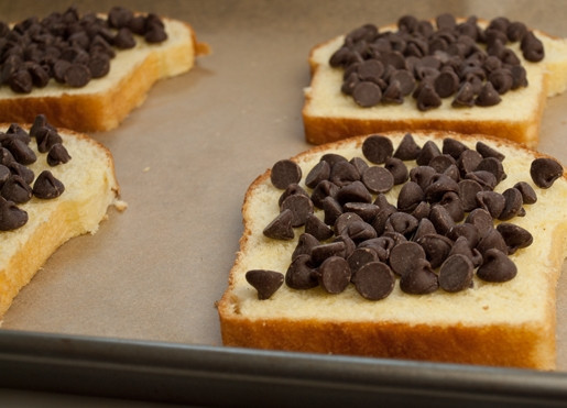 1. Этап. Шоколадный панини: 2. Затем наверх 4-ех кусочков уложите шоколад. Переместите хлеб на противень.