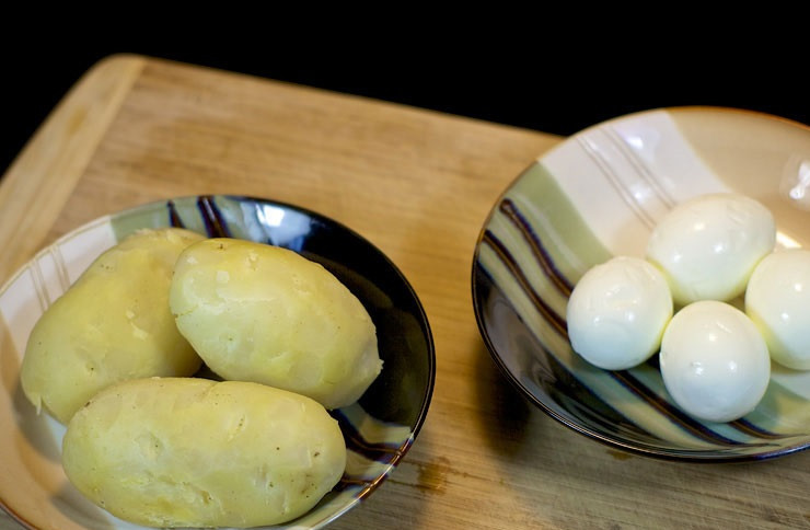 1. Этап. Салат Лагуна: 1. Первым делом необходимо отварить до готовности картофель в кожуре, затем остудить и очистить. Яйца сварить вкрутую и также очистить.