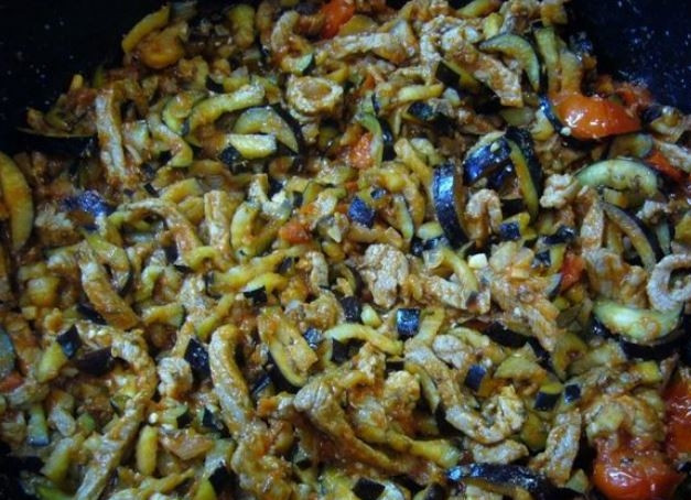 1. Этап. Телячье филе в томатном соусе: Промойте и отожмите баклажаны. Отправьте их в сковороду к мясу с тимьяном и зирой, обжаривайте. Как только баклажаны пустят сок, уменьшите огонь и тушите 20 минут. За пять минут до готовности, посолите и поперчите блюдо. Приятного аппетита!