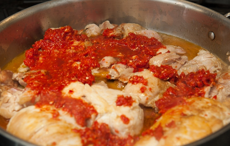 1. Этап. Куриное филе в чесночном соусе: Как только филе подрумянится, поверх выкладываем перемолотый перец и чеснок, смешав все содержимое с бальзамическим уксусом. Уменьшаем огонь и даем филе настояться, не накрывая его крышкой. Время приготовления зависит от размера филейных кусочков.