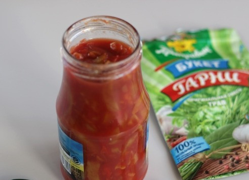 1. Этап. Соус из лечо: Всё что потребуется, это домашнее лечо или консервированное покупное, чеснок, любимые специи, а также по желанию свежие ароматные травы на свое предпочтение.