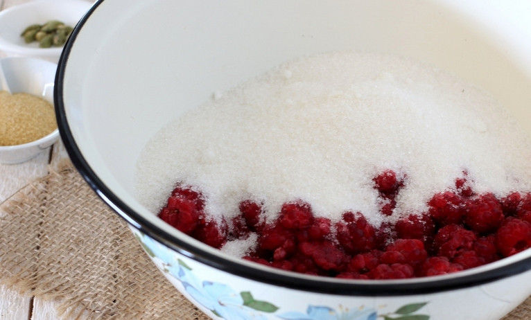 1. Этап. Джем из малины: Малину промываем и засыпаем сахаром.