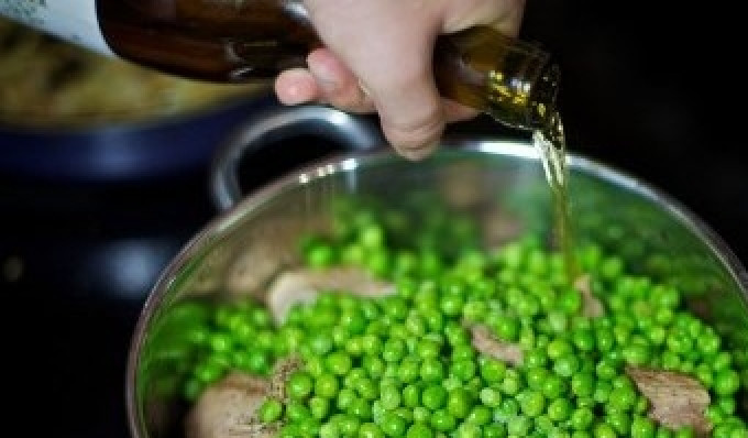 1. Этап. Мясо с лисичками: К мясу добавляем горошек и вливаем стакан белого вина (воды или грибного бульона).