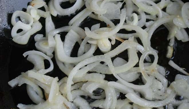 1. Этап. Жульен грибной со сметаной: Лук обжарьте в горячем масле до мягкости.