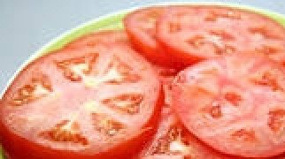 1. Этап. Баклажаны в горшочках: Порезать помидоры