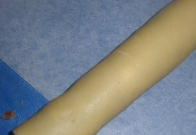 1. Этап. Печенье День и ночь: И скатываем плотно в рулет.