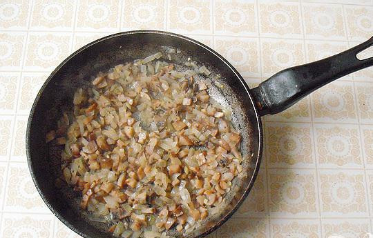 1. Этап. Печень с рисом и грибами: 2. До прозрачности, на разогретой сковороде с растительным маслом спассеруем лук, добавляем сюда грибов и минут пятнадцать с закрытой крышкой их тушим, помешивая. После, крышку снимаем, добавляем огонь, и пока не выпарится жидкость, тушим.