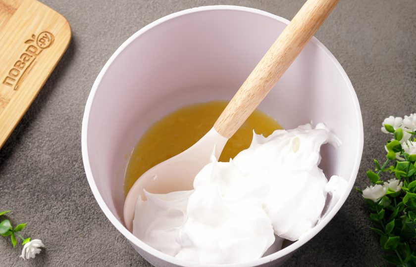 1. Этап. Бисквит в аэрогриле: Взбитые белки частями добавьте к желткам. Я добавляла в три захода.